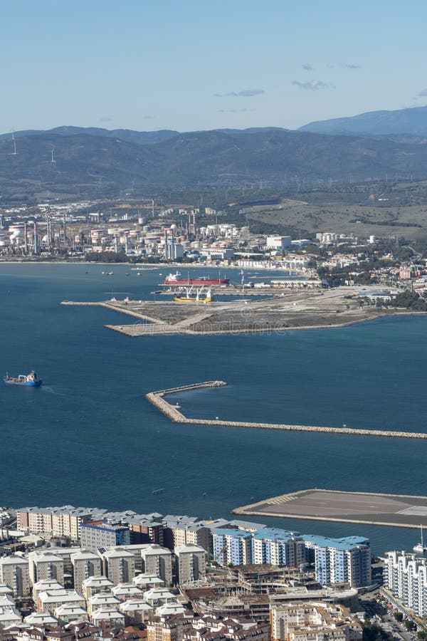 Landschap met de industrieën dichtbij Gibraltar royalty-vrije stock foto Landschap met de industrieën dichtbij Gibraltar royalty-vrije stock foto