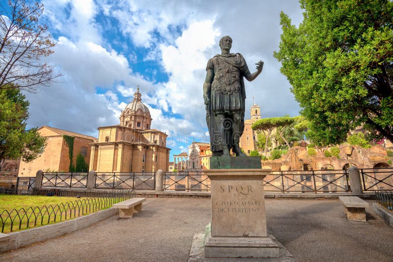 Landschap met een bronzen beeld van Caesar en de visie van het Roman Forum in Rome Italië
