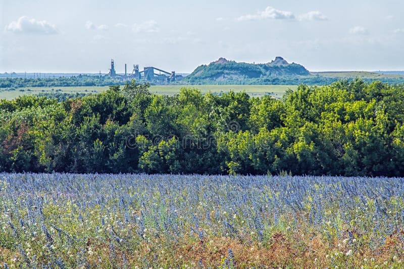 Landschap met een gebied, de hopen van het kolenmijnafval royalty-vrije stock fotografie Landschap met een gebied, de hopen van het kolenmijnafval royalty-vrije stock fotografie