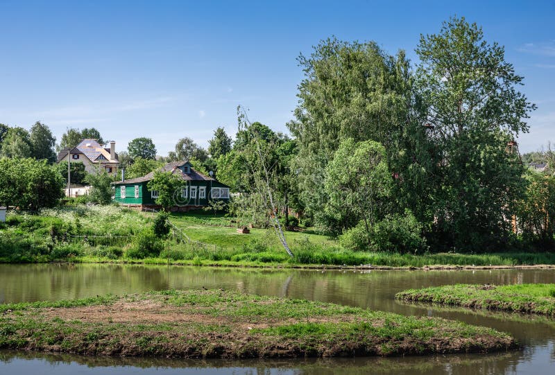 Landschap met een meer in het platteland royalty-vrije stock fotografie
