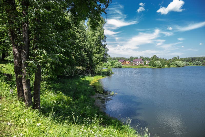 Landschap met een meer in het platteland stock foto