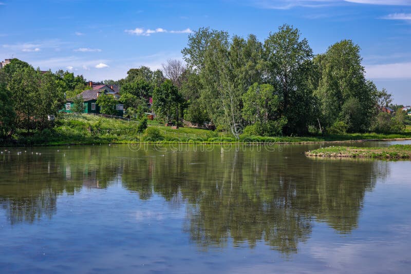 Landschap met een meer in het platteland royalty-vrije stock afbeelding