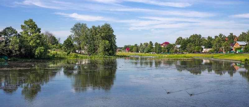 Landschap met een meer in het platteland royalty-vrije stock foto's