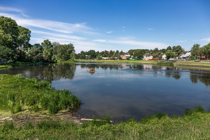 Landschap met een meer in het platteland stock afbeelding