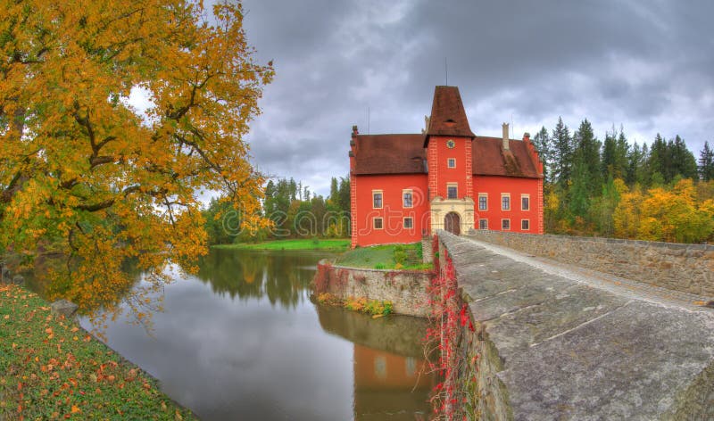 Landschap met het Rode kasteel van /Cervena/ Lotha, Tsjechische Republiek royalty-vrije stock foto's Landschap met het Rode kasteel van /Cervena/ Lotha, Tsjechische Republiek royalty-vrije stock foto's
