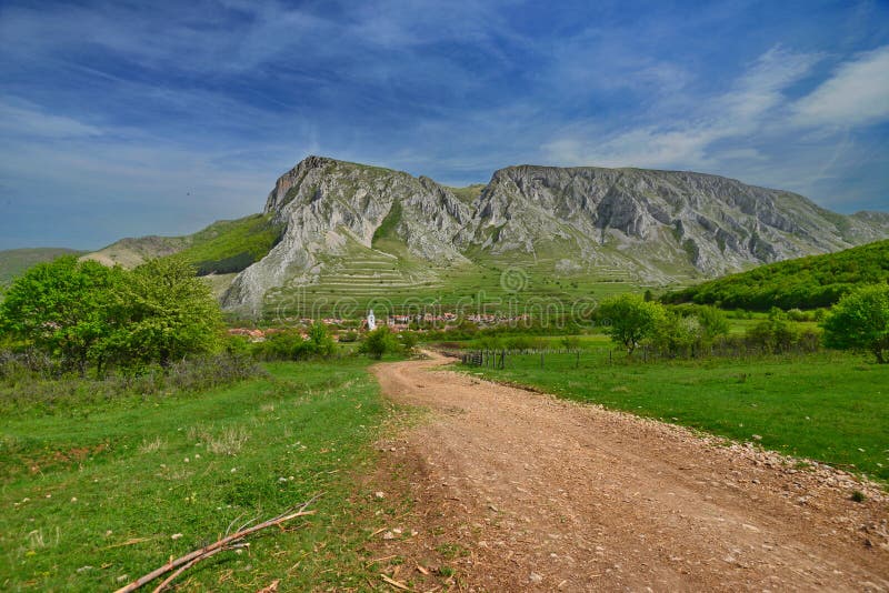 Landschap met stoffige weg aan Rimetea-dorp en Piatra Secuiului royalty-vrije stock afbeelding Landschap met stoffige weg aan Rimetea-dorp en Piatra Secuiului royalty-vrije stock afbeelding