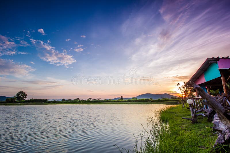 Landschap met zonsondergang over meer stock fotografie Landschap met zonsondergang over meer stock fotografie