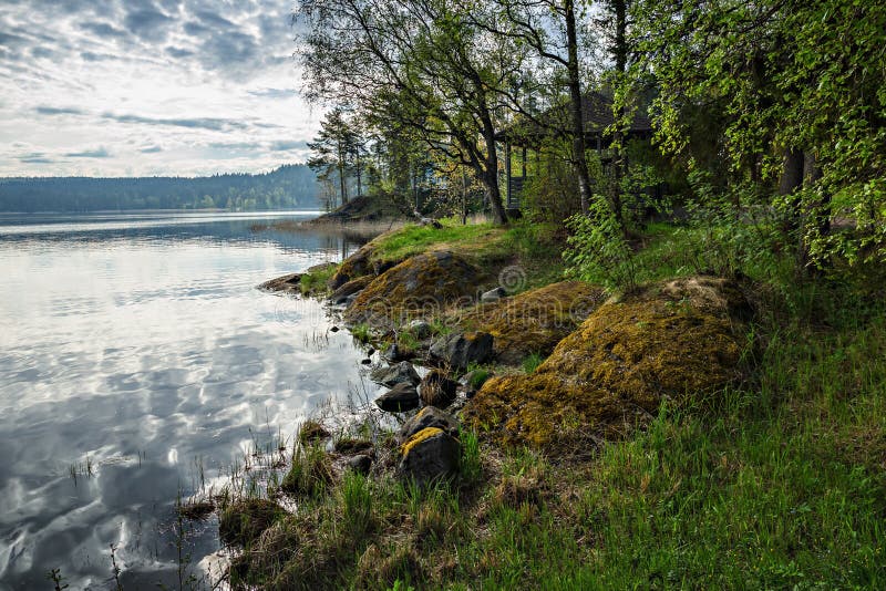 Landschap op de kust van een meer in Karelië royalty-vrije stock fotografie