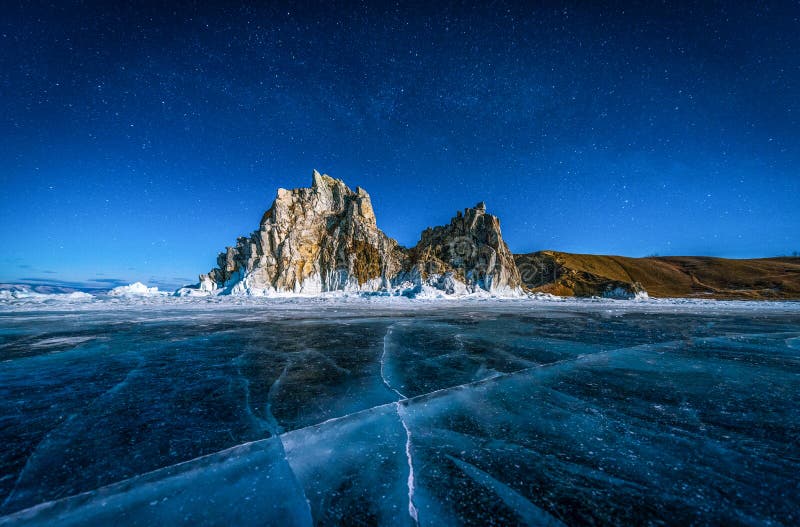 Landschap van de rots en de ster van Shamanka op hemel met natuurlijk brekend ijs in bevroren water op Meer Baikal, Siberië, Rusl