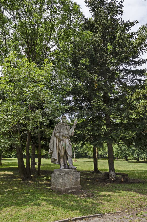 Landschap van de zomeraard met vergankelijk bos en oud verlaten standbeeld van de Bulgaarse jonge mens in het natuurlijke oude he royalty-vrije stock foto Landschap van de zomeraard met vergankelijk bos en oud verlaten standbeeld van de Bulgaarse jonge mens in het natuurlijke oude he royalty-vrije stock foto