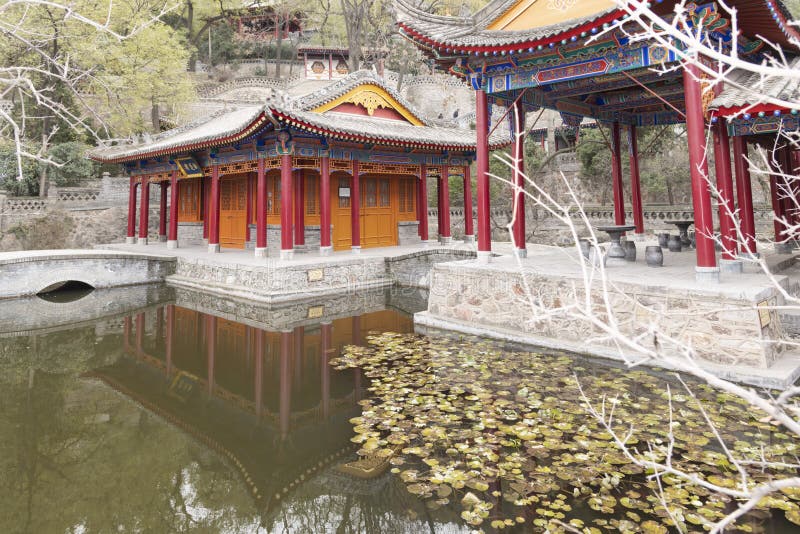 Landschap van een meer en een traditionele Chinese tempel in Huaqing-Paleis - imagen royalty-vrije stock afbeelding Landschap van een meer en een traditionele Chinese tempel in Huaqing-Paleis - imagen royalty-vrije stock afbeelding