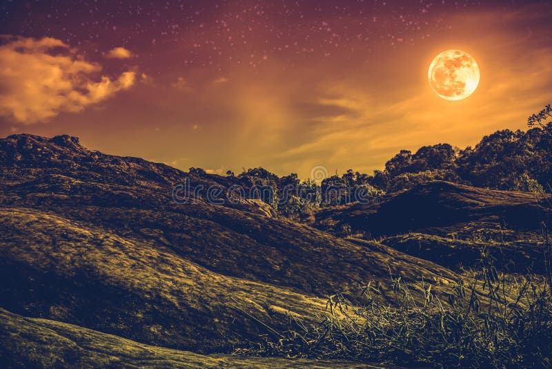 Landschap van hemel met vele sterren en mooie volle maan Sepia royalty-vrije stock foto Landschap van hemel met vele sterren en mooie volle maan Sepia royalty-vrije stock foto