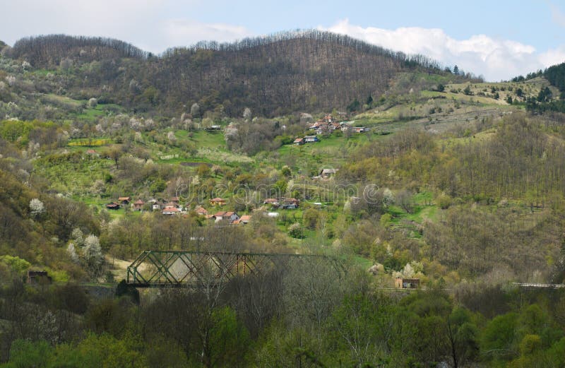 Landschap van het dorp in het voorjaar en de brug stock afbeeldingen
