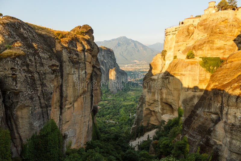 Landschap van meteora in de ochtend met klooster bovenop de berg, Griekenland stock afbeeldingen Landschap van meteora in de ochtend met klooster bovenop de berg, Griekenland stock afbeeldingen