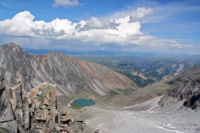Landschap van Sayan-Bergen, dichtbij Russisch-Mongoolse grenspho stock afbeeldingen Landschap van Sayan-Bergen, dichtbij Russisch-Mongoolse grenspho stock afbeeldingen