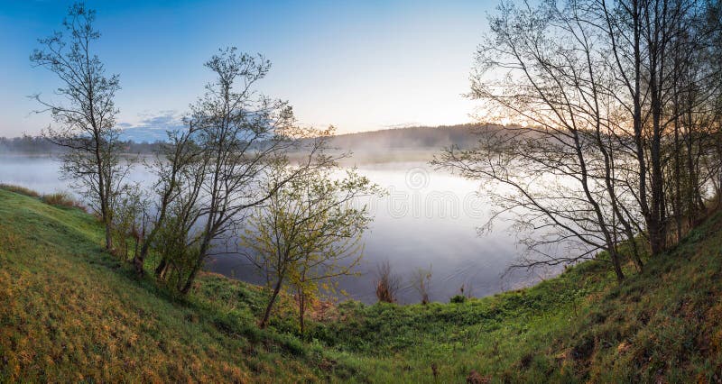 Landschaps mistige ochtend op het de lentepanorama van de rivierzomer royalty-vrije stock foto Landschaps mistige ochtend op het de lentepanorama van de rivierzomer royalty-vrije stock foto