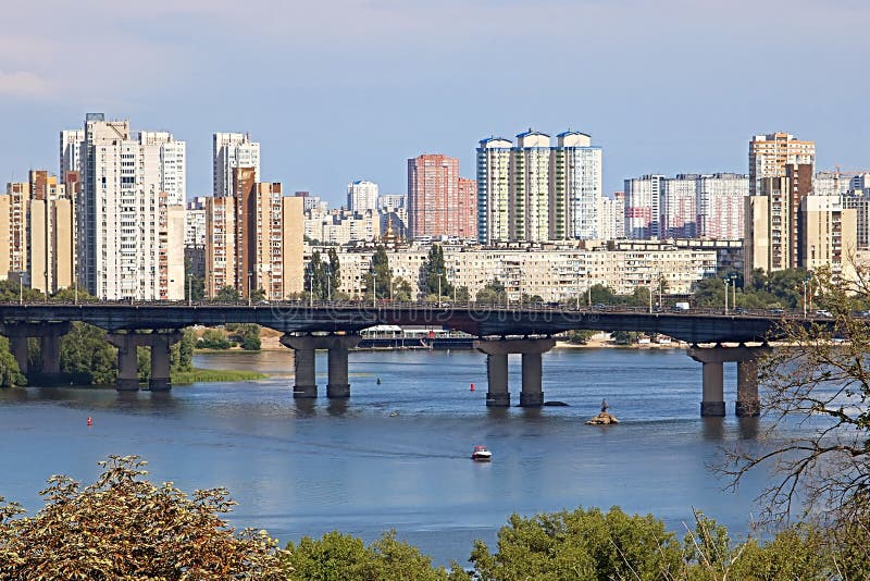 Landschapsmening van Dnipro-rivier en zijn linkeroever aan de overschotkant met nieuwe gebouwen in woonwijken, Kyiv, de Oekraïne royalty-vrije stock fotografie Landschapsmening van Dnipro-rivier en zijn linkeroever aan de overschotkant met nieuwe gebouwen in woonwijken, Kyiv, de Oekraïne royalty-vrije stock fotografie