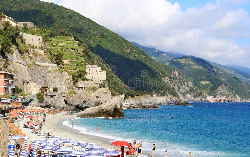 Landskap av den Spiaggia di Fegina stranden på den Monterosso byn Cinque Terre Italy royaltyfri fotografi Landskap av den Spiaggia di Fegina stranden på den Monterosso byn Cinque Terre Italy royaltyfri fotografi