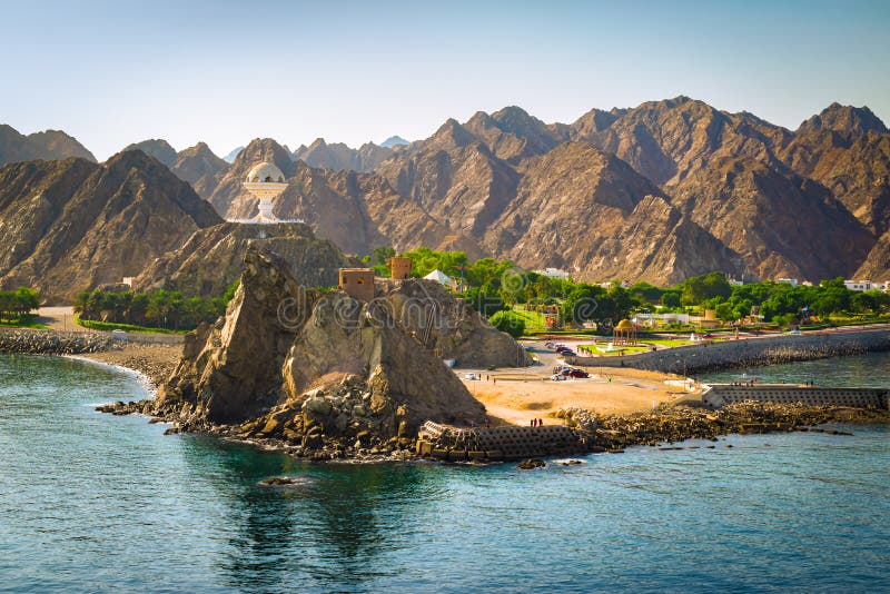 Landskap av Muscat, Oman med den Muttrah rökelsegasbrännaren, Mellanösten