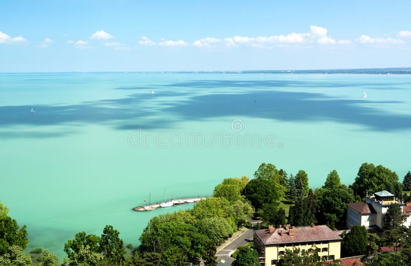 Landskap av sjön Balaton från den Tihany halvön