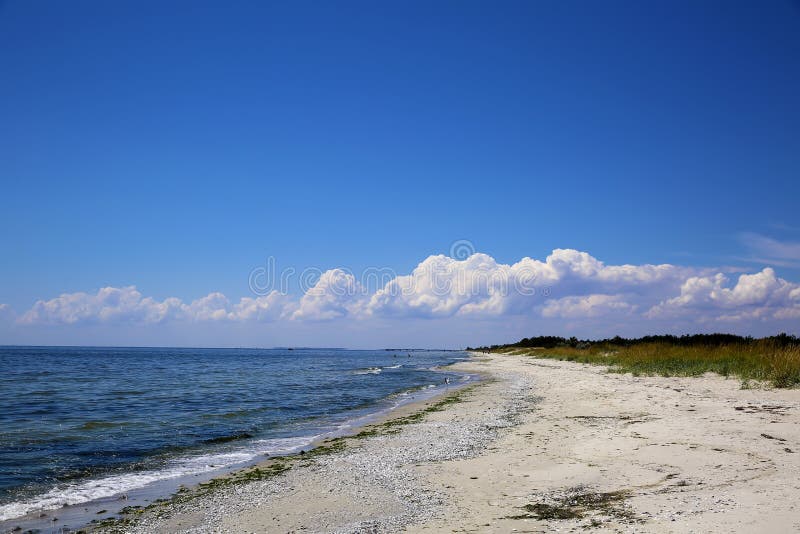 Landskap av stranden f?r kust f?r ?f?r ? f?r havs? royaltyfri bild Landskap av stranden f?r kust f?r ?f?r ? f?r havs? royaltyfri bild