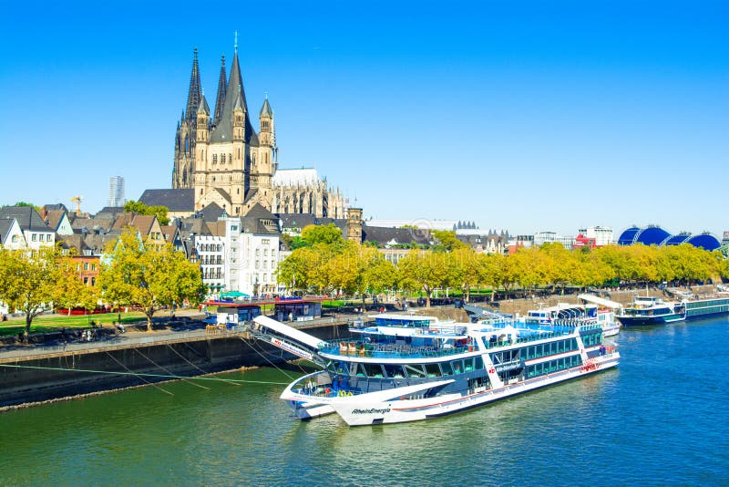 Landskap av stranden av Rhine River arkivbild
