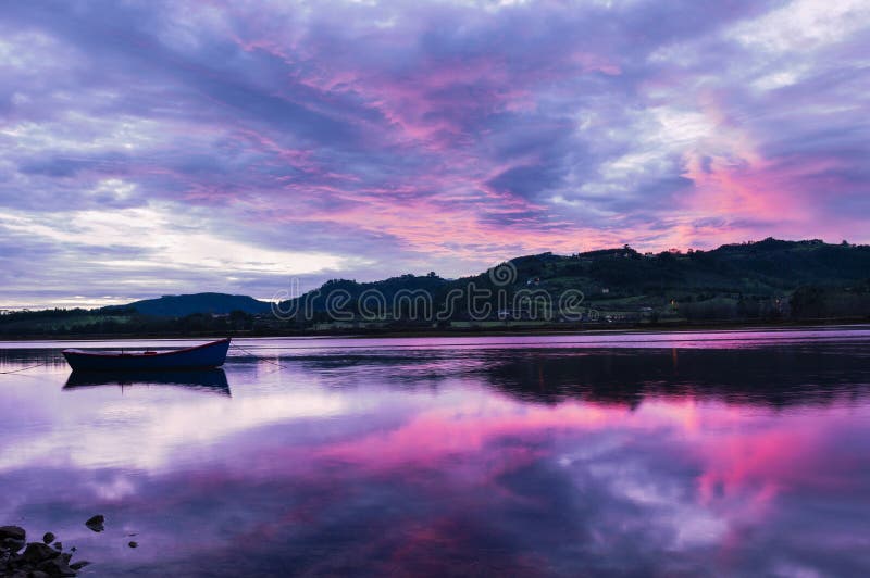 Landskap från Asturias, Spanien Reflexion av det enkla fartyget royaltyfri fotografi Landskap från Asturias, Spanien Reflexion av det enkla fartyget royaltyfri fotografi