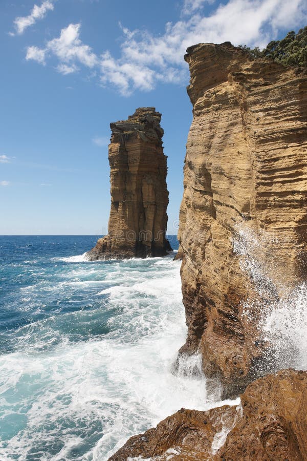 Landskap för Azores stenigt kustlinjeklippor i Ilheu da Vila Portug fotografering för bildbyråer Landskap för Azores stenigt kustlinjeklippor i Ilheu da Vila Portug fotografering för bildbyråer
