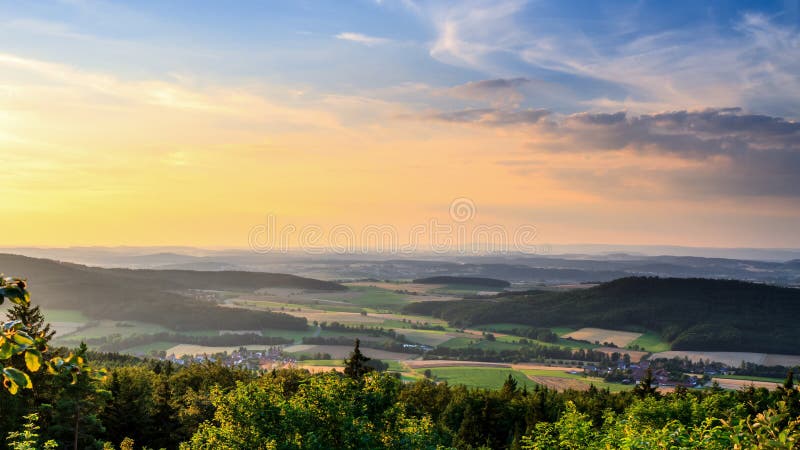 Landskap för bygdsommarsolnedgång arkivfoto
