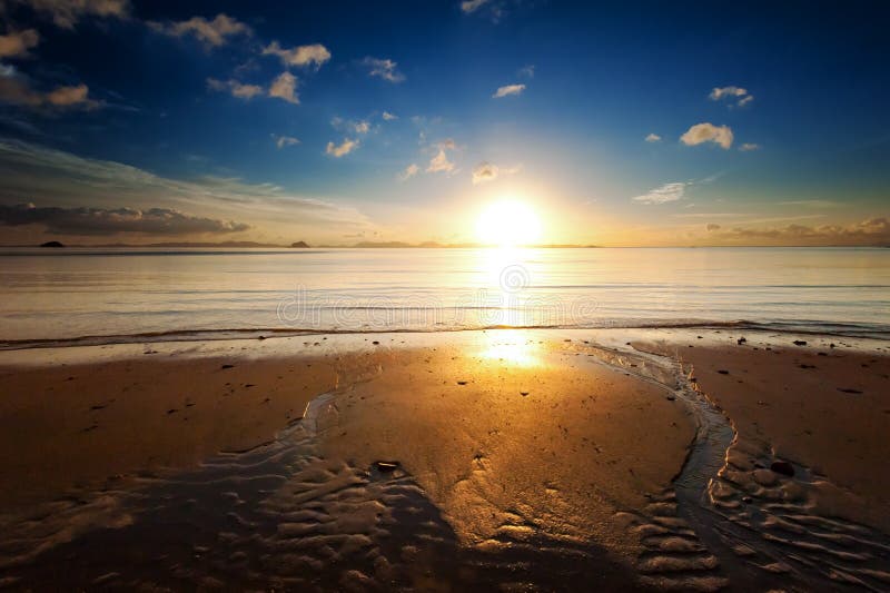 Landskap för himmel för soluppgånghavsstrand. Härlig solljusreflexion royaltyfri foto