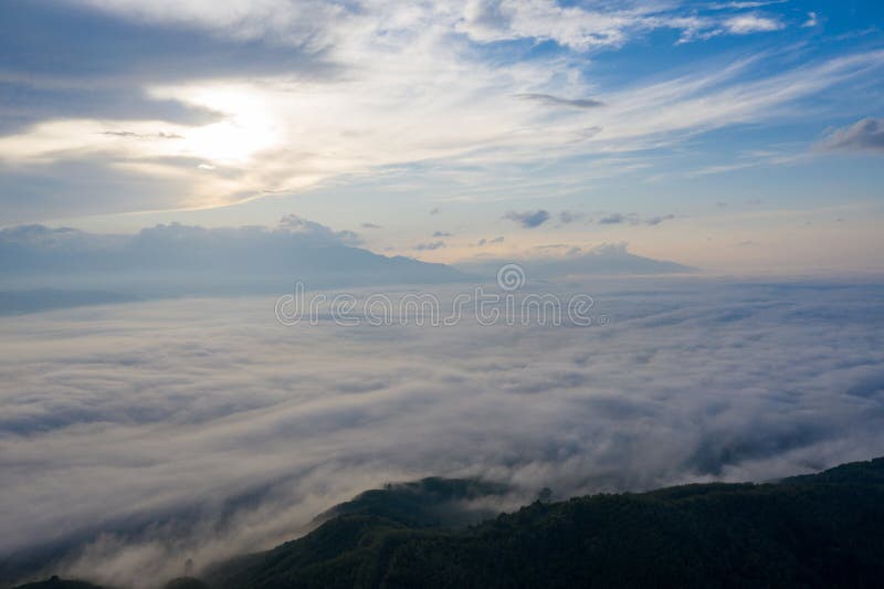 Landskap för Morgonmiddagen med bergsskikt arkivfoto