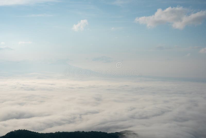 Landskap för Morgonmiddagen med bergsskikt fotografering för bildbyråer