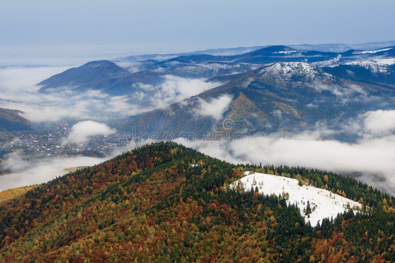 Landskap i höstberg Sikt uppifrån av berget på skogdimmabeläggningarna royaltyfri fotografi Landskap i höstberg Sikt uppifrån av berget på skogdimmabeläggningarna royaltyfri fotografi