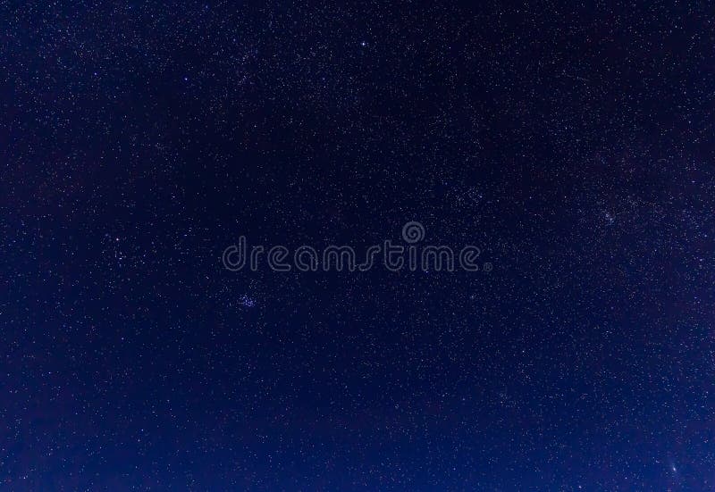 Landskap med berg och blå himmel i vinternatt arkivbilder Landskap med berg och blå himmel i vinternatt arkivbilder