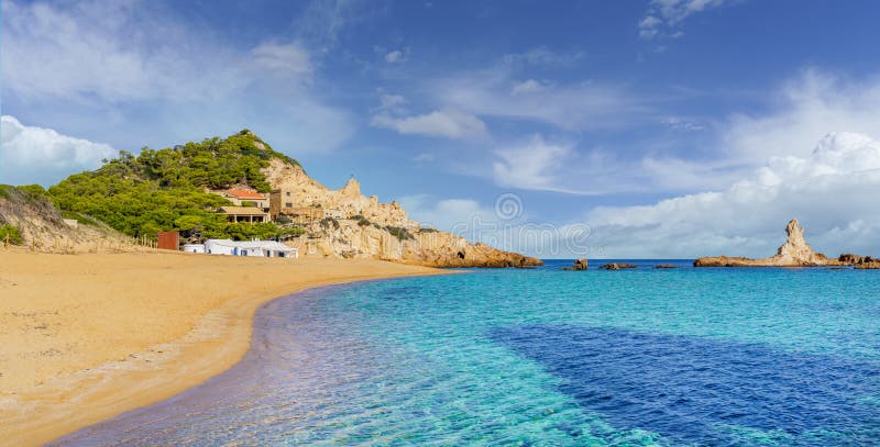 Landskap med Cala pregonda menorca-ön arkivbilder