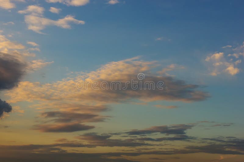 Landskap med dramatiskt ljus - h?rlig guld- solnedg?ng med genomdr?nkt himmel och moln royaltyfria bilder Landskap med dramatiskt ljus - h?rlig guld- solnedg?ng med genomdr?nkt himmel och moln royaltyfria bilder