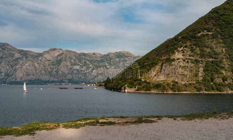 Landskap med en yacht på fjärden av Kotor royaltyfria bilder Landskap med en yacht på fjärden av Kotor royaltyfria bilder