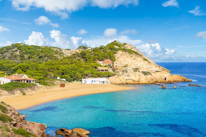Landskap med kala pregonda-strandmenorca arkivfoton