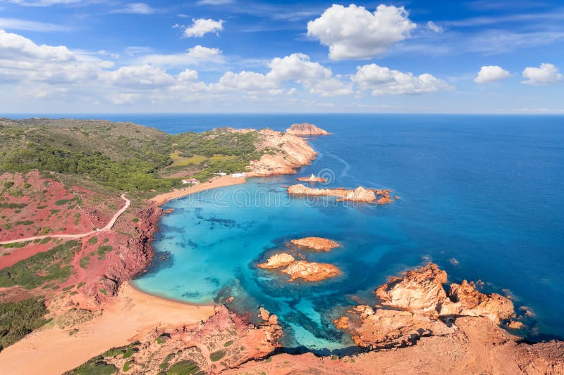 Landskap med kala pregonda-strandmenorca-ö fotografering för bildbyråer