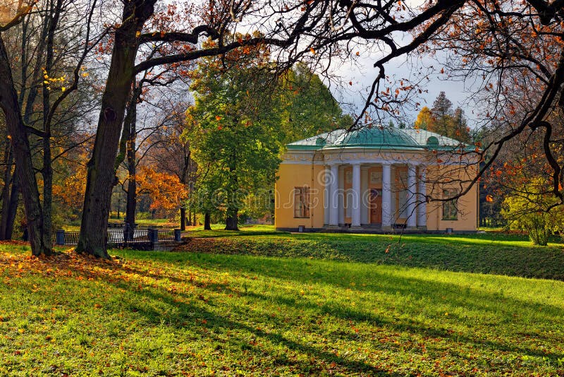 Landskap med konserthallpaviljongen. arkivfoto Landskap med konserthallpaviljongen. arkivfoto
