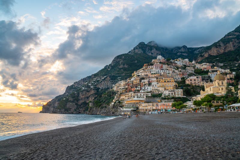 Landskap med positano-stad vid berömd amalfi-kust vid solnedgången arkivbilder