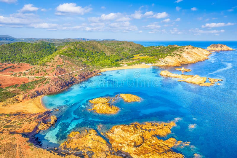 Landskap med ökaraktär från Cala pregonda menorca royaltyfria bilder