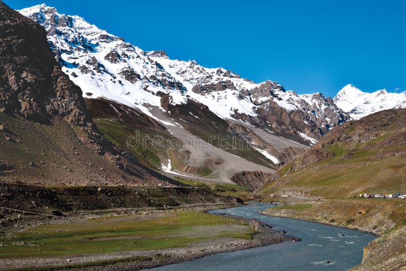 Landskap nära Drass på vägen till det Zojila passerandet, Ladakh, Jammu and Kashmir, Indien arkivbild Landskap nära Drass på vägen till det Zojila passerandet, Ladakh, Jammu and Kashmir, Indien arkivbild