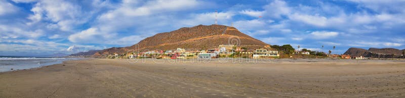 Landskap och strand för LaMision dal i Mexico på västkusten en liten kanjon nära Stilla havet som inhyser dörren av fa. Landskap och strand för LaMision dal i Mexico på västkusten en liten kanjon nära Stilla havet som inhyser dörren av tro och Buena Vida Orphanage, söder av Tijuana, Mexico