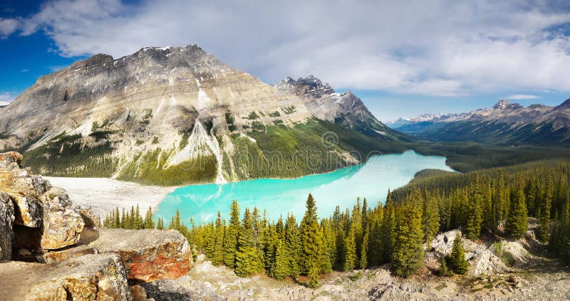 Landskap sikten, Peyto sjön, kanadensaren Rocky Mountains arkivbild Landskap sikten, Peyto sjön, kanadensaren Rocky Mountains arkivbild