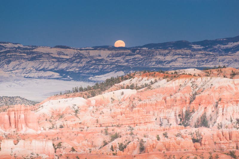 Landskapbrycekanjon med månen arkivfoton