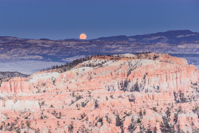 Landskapbrycekanjon med månen royaltyfri fotografi