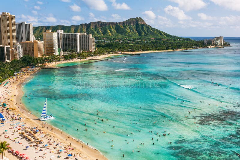 Landskapet på Hawaii i Honolulu, Waikikis strand och Diamond Head, bergstoppen vid solnedgången, Oahu, semester på ön