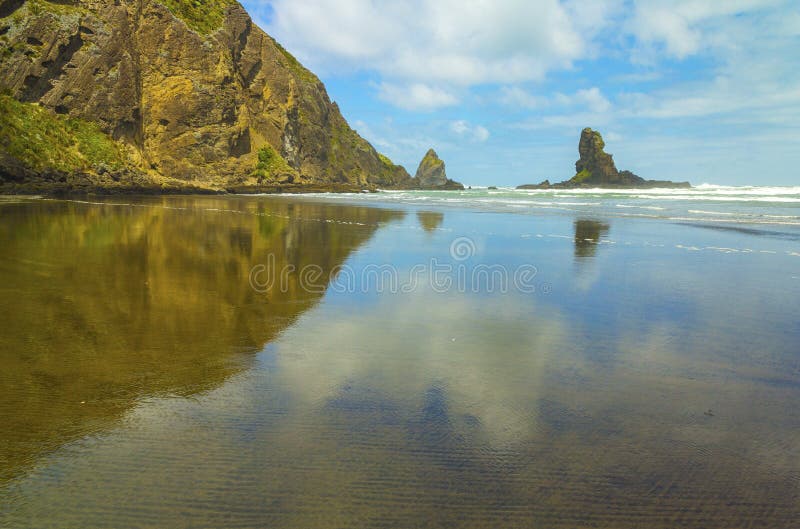 Landskaplandskap av den Anawhata stranden Auckland Nya Zeeland; Regionalt parkera arkivfoto Landskaplandskap av den Anawhata stranden Auckland Nya Zeeland; Regionalt parkera arkivfoto