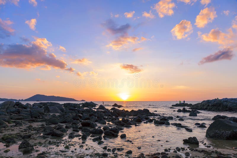 Landskapnatursikt, härlig ljus solnedgång över havet i phuket Thailand arkivfoto Landskapnatursikt, härlig ljus solnedgång över havet i phuket Thailand arkivfoto